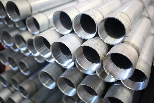 Üst üste istiflenmiş galvanizli çelik borular